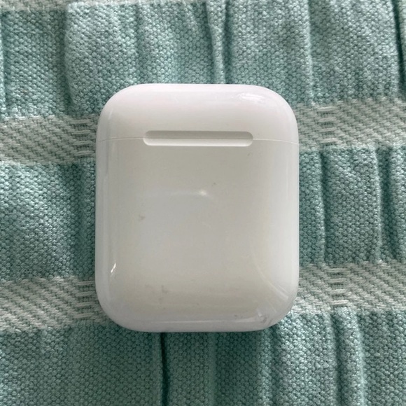 First Generation AirPods - Picture 2 of 4